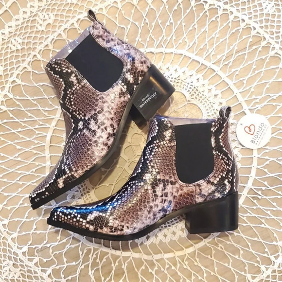 NEW BLONDO Waterproof Snake Print Chelsea Ankle Booties Size 6.5 - Picture 1 of 8